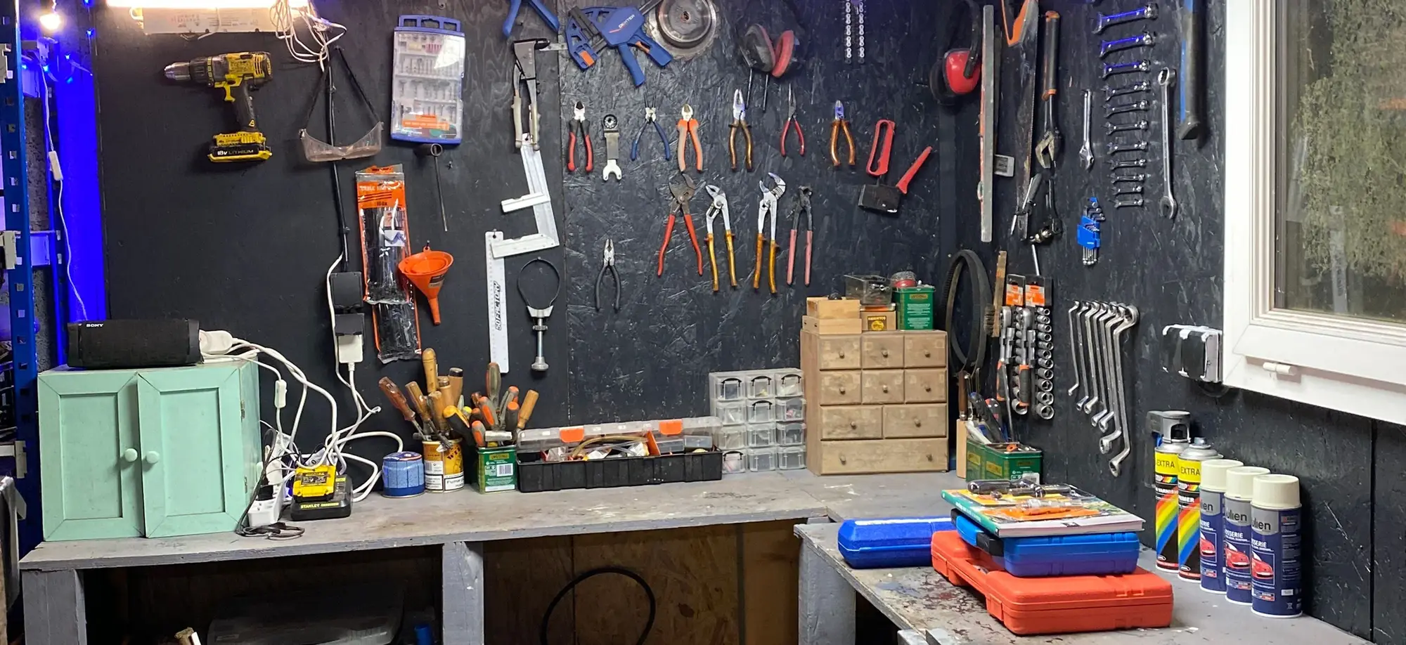 Le mur d'outils de l'atelier