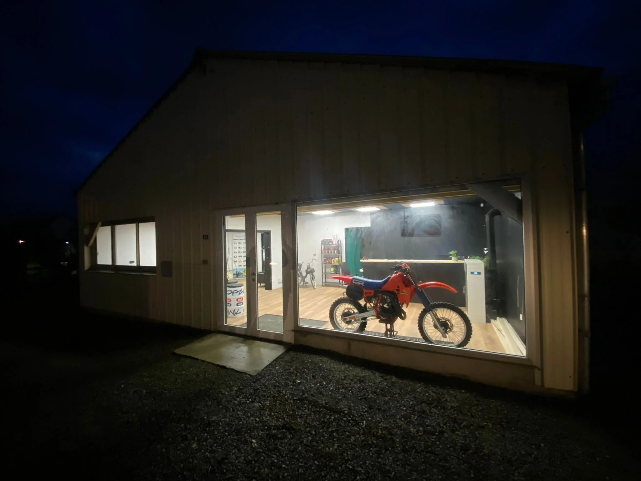 La façade de l'atelier de nuit