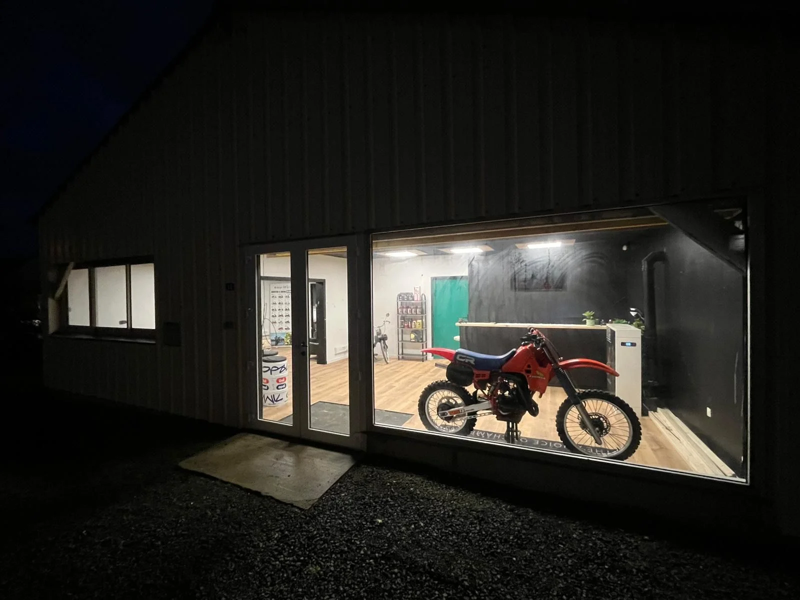 La vitrine de l'atelier, de nuit